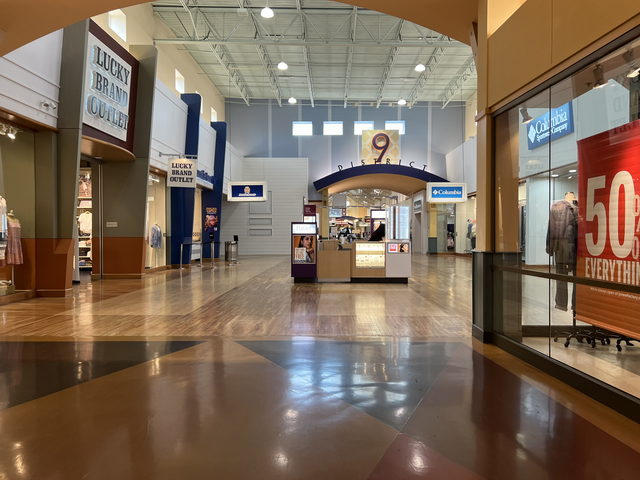 Great Lakes Crossing Outlets Auburn Hills MI WaterWinterWonderland.c